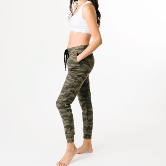 Zyia Green Camo Unwind‎ Joggers - Picture 2 of 11
